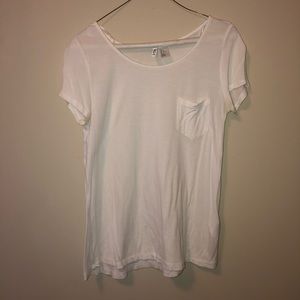 Women’s white short sleeve tee